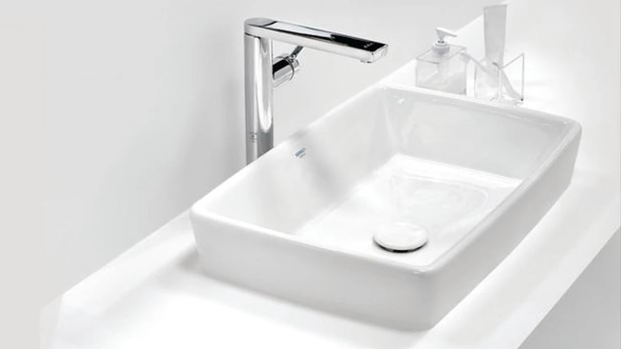 Hanojen voitelu lastenvoiteella: miksi se on tarpeen ja miksi sitä suositellaan.