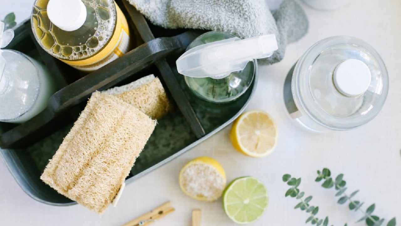 Pesuaine ja vetyperoksidi: erittäin hyödyllinen seos kodin siivoukseen, joka myös desinfioi.