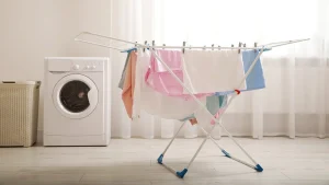 Asiantuntijat ovat yhtä mieltä: ”Sateisina päivinä vaatteiden kuivaamiseen kotona riittää mopinvarsi ja lämmitin”.