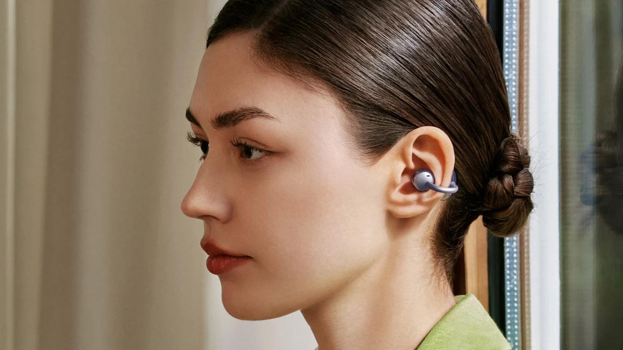 Vuotaneet tiedot kuvaavat OpenAI:n fyysistä laitetta: korvien taakse kiinnitettäviä kuulokkeita.