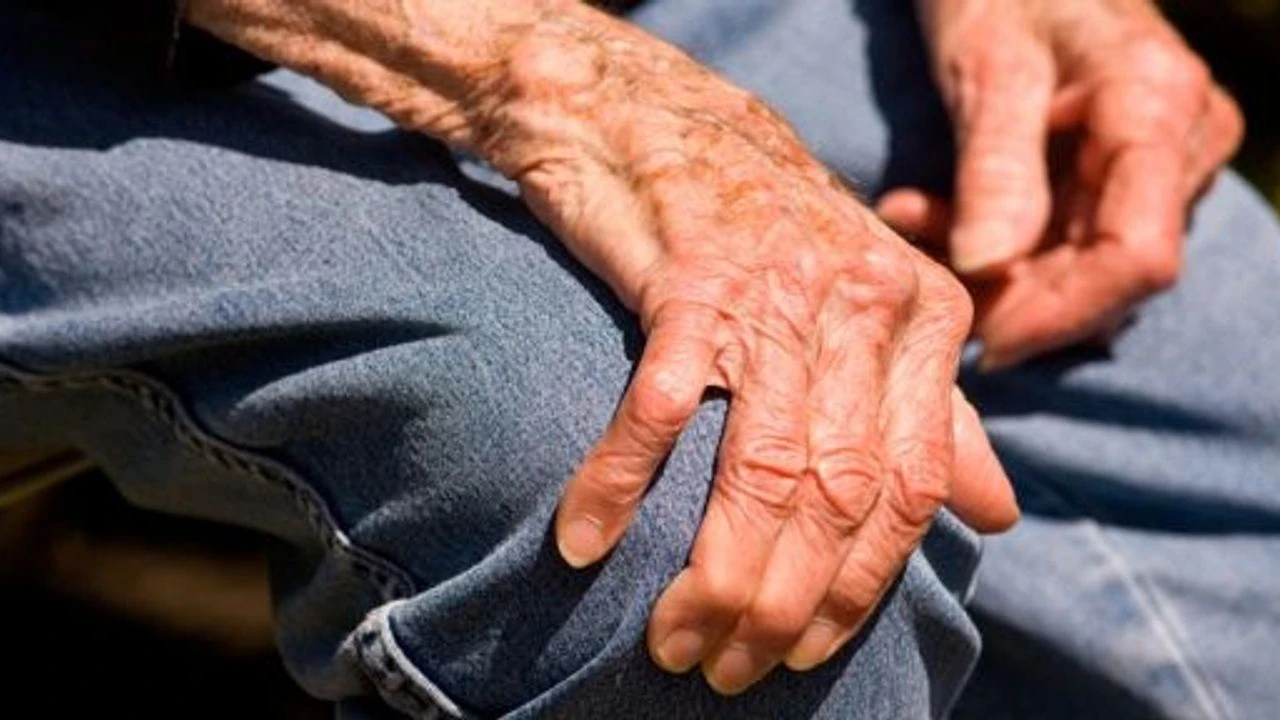 Neljä Parkinsonin taudin oireita, jotka voivat ilmetä vuosikymmeniä ennen diagnoosin tekemistä.