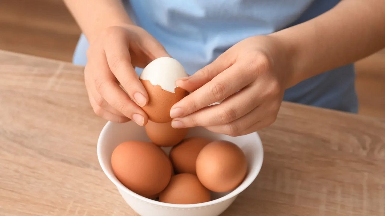 Kuinka keittää munat niin, että kuori irtoaa helposti: isoäidin tapa kuoria munat helposti.