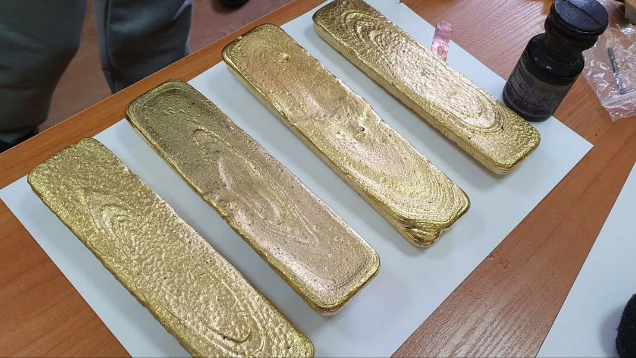 Löydettiin neljä harkkoa, jotka sisälsivät yli 35 kiloa laittomasti louhittua kultaa, jonka arvo on lähes 2 miljoonaa dollaria.