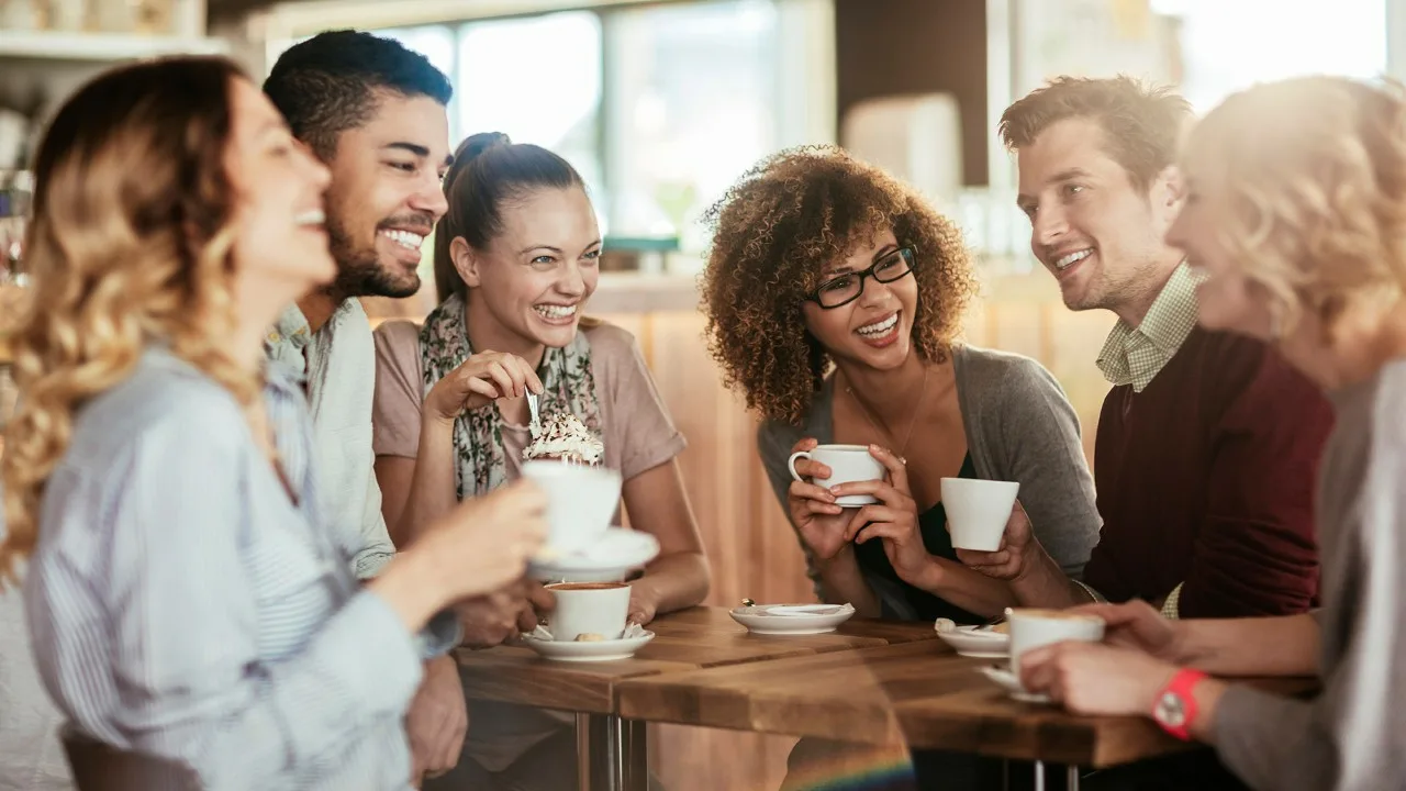 Psykologiset tutkimukset osoittavat, että jatkuva keskustelujen keskeyttäminen on tyypillistä tämän tyyppisille ihmisille.