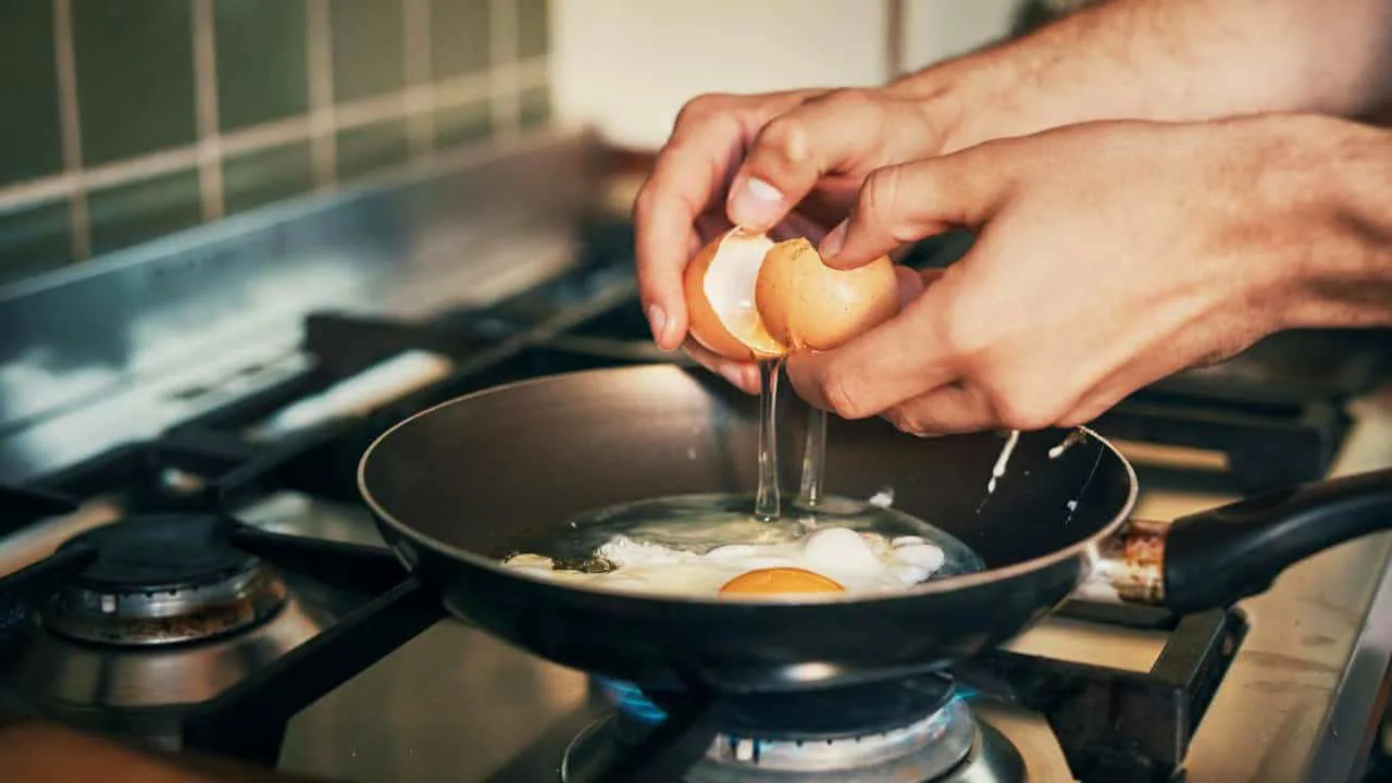 Miksi lisätä etikkaa pannulle munia paistaessa ja mihin sitä tarvitaan?