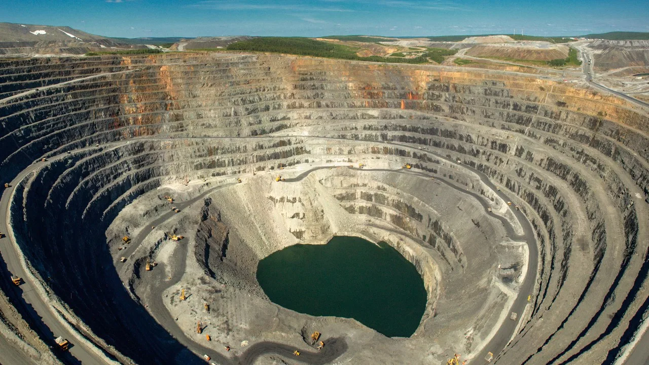 Geologit eivät voineet uskoa silmiään: he löysivät 1000 tonnin kultakaivoksen, joka muutti historian.