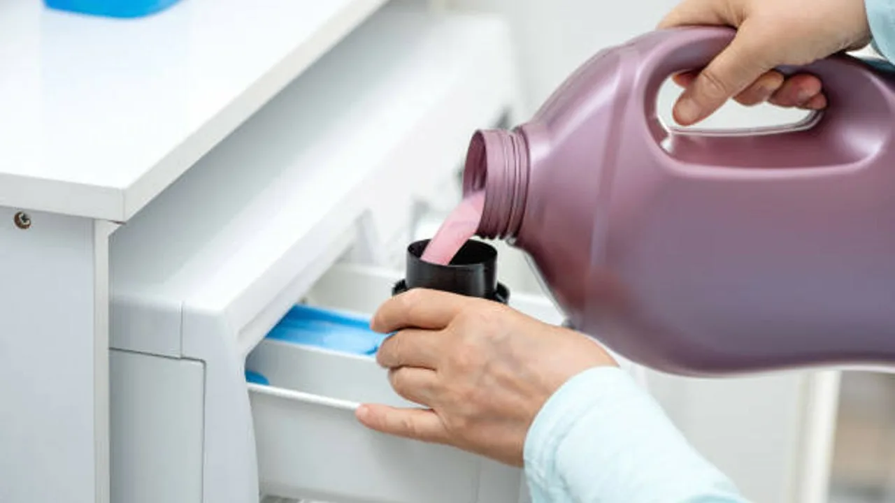 Kaada puoli lasillista pesukoneen pesuainekomeroon. Kiität itseäsi pian tästä.