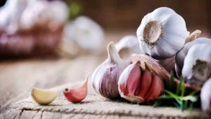 Mitä tarkoittaa valkosipulin kynnen heittäminen wc-pönttöön?