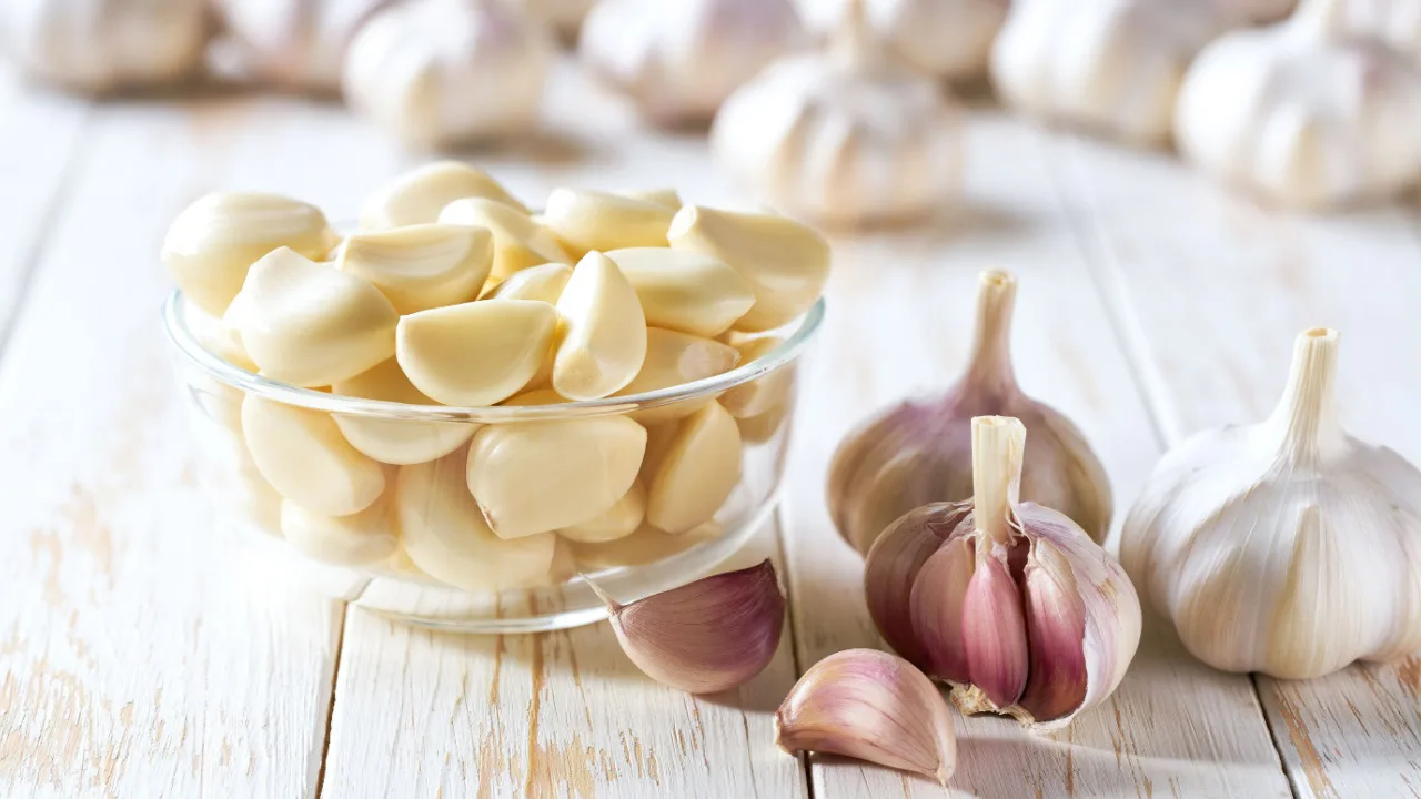 Mitä tarkoittaa valkosipulin kynnen heittäminen wc-pönttöön?