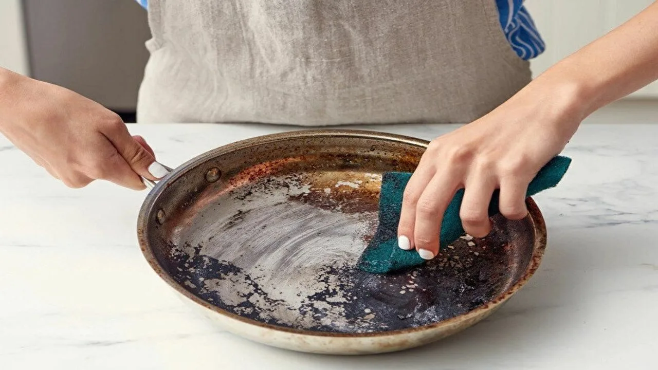Kuinka puhdistaa paistinpannu, jos tavallinen pesu ei auta, ja palauttaa sen kiilto.