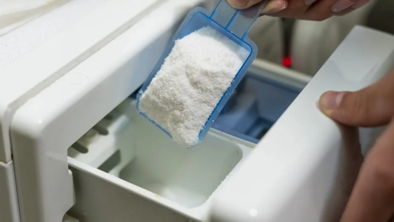 Miksi on suositeltavaa käyttää ruokalusikallista suolaa pesukoneessa ja mihin sitä tarvitaan?