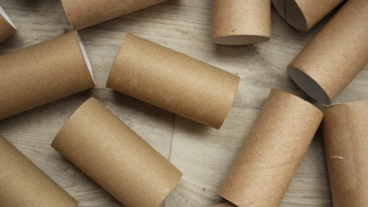 Kierrätys: Säilytä WC-paperin kartonkiputket ja muuta ne vaatekaappien ilmanraikastimiksi.