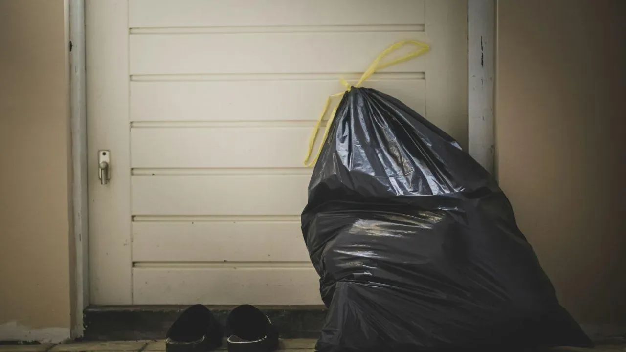 Voiko roskasäkkejä jättää yhteiseen porraskäytävään? Horisontaalista omistusta koskeva laki vahvistaa tämän.