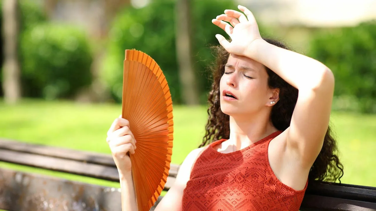 Ja tässä maassa on jälleen tullut kuuma, ja kymmenessä maakunnassa on annettu varoitus myrskyistä ja voimakkaista tuulista.