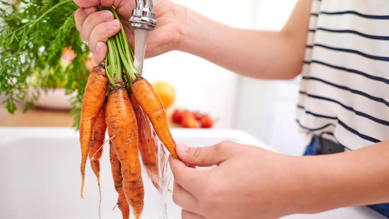 Miksi on suositeltavaa sekoittaa porkkanankuoria ja ruokasoodaa?