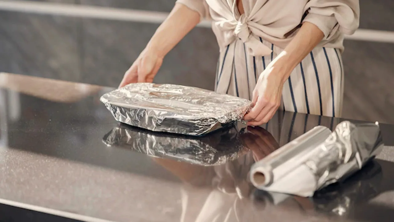 Ravitsemusasiantuntija varoittaa alumiinifolion käytöstä elintarvikkeiden säilytykseen: ”Se voi kertyä luihin, munuaisiin ja aivoihin”.