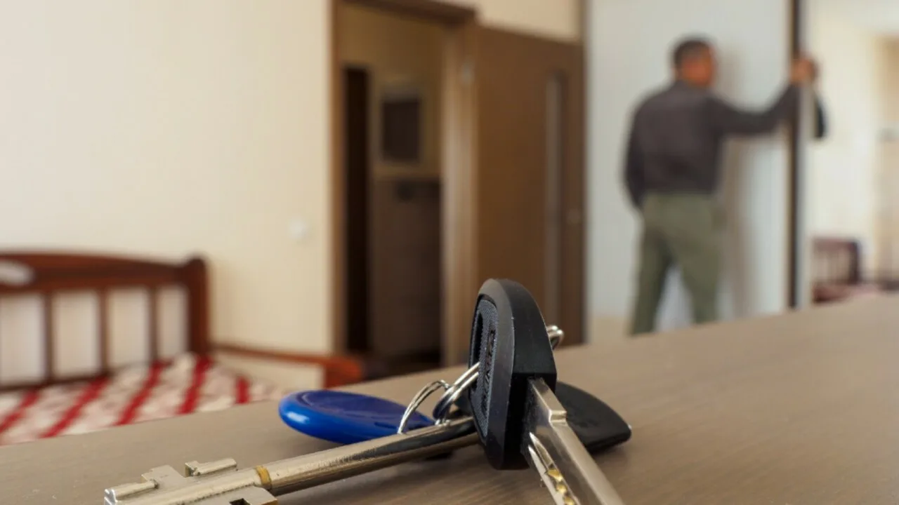 Asuntojen vuokrausta koskeva laki on kumottu: häätö on poissuljettu, ja vuokralaiset voivat nyt jäädä asumaan kotiinsa pidempään.