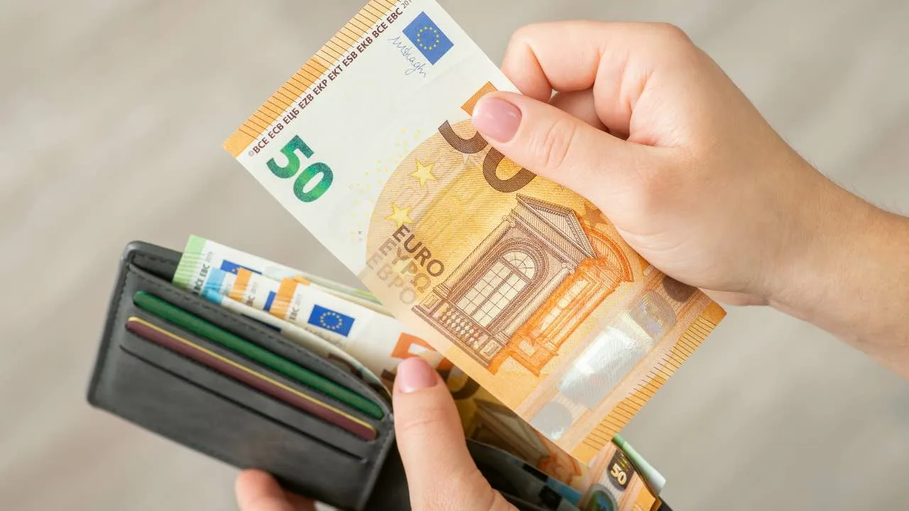 Mitä psykologian näkökulmasta tarkoittaa setelien järjestäminen lompakossa pienimmästä suurimpaan nimellisarvoon?