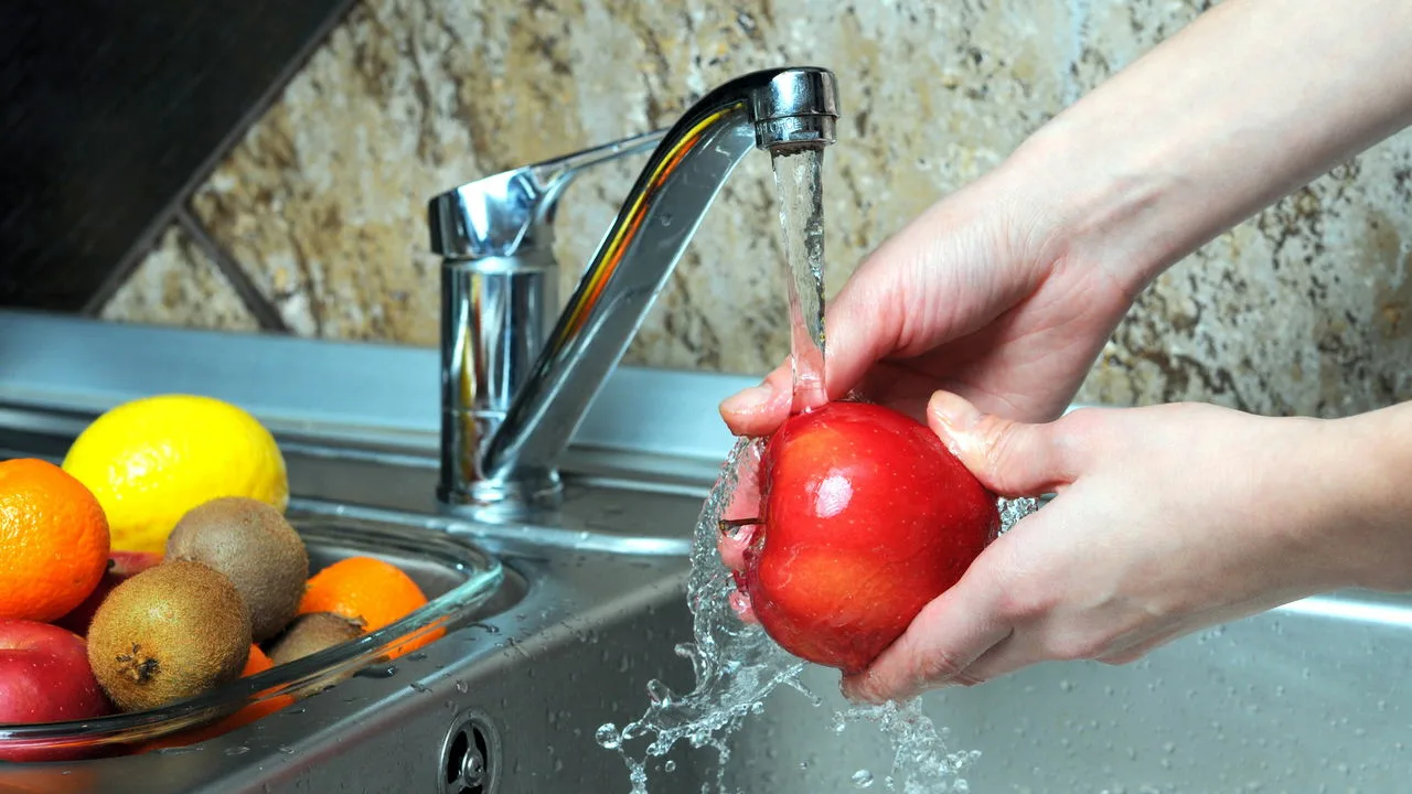 Miksi asiantuntijoiden mukaan hedelmiä ja vihanneksia ei pitäisi koskaan pestä astianpesuaineella?