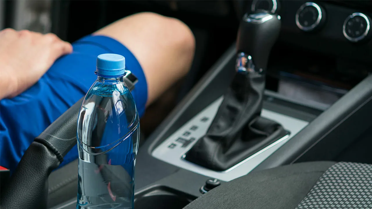 Laita jäädytetyt vesipullot auton istuinten alle: miksi se on suositeltavaa?