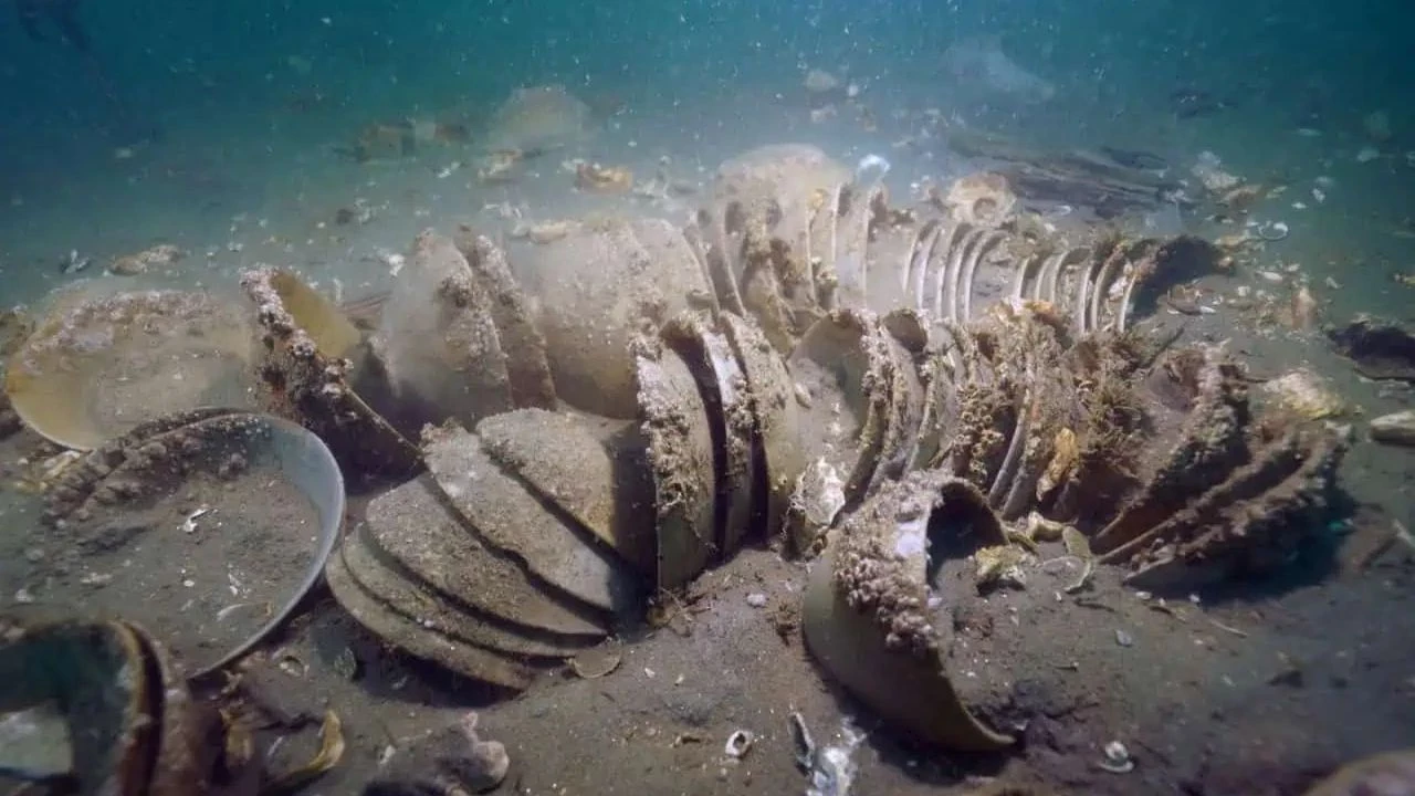 Arkeologit olivat järkyttyneitä löytäessään merenpohjasta lähes ehjät 900 vuotta vanhat alukset.