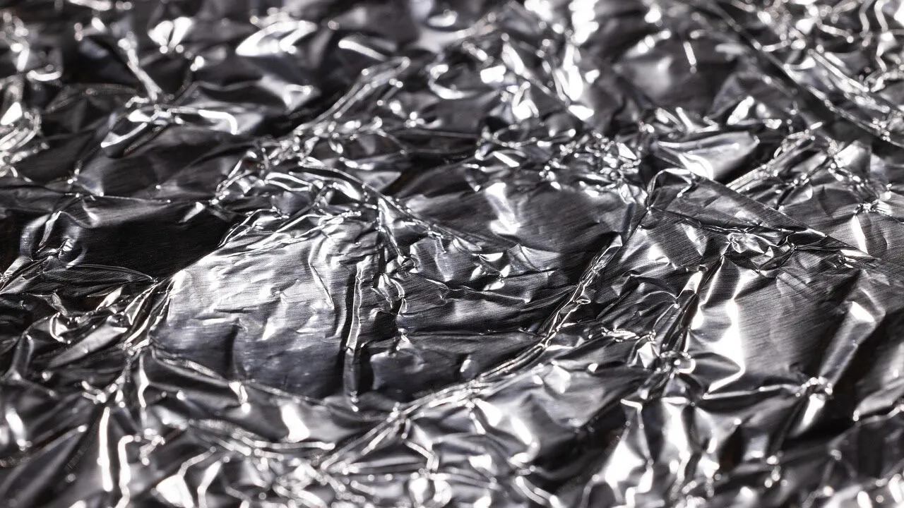 Alumiinifolio ikkunoiden kiskoissa: mihin sitä tarvitaan ja kuinka usein sitä suositellaan käytettäväksi.