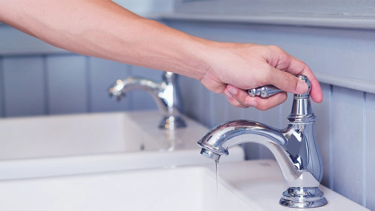 Hanojen voitelu lastenvoiteella: miksi se on tarpeen ja miksi sitä suositellaan.