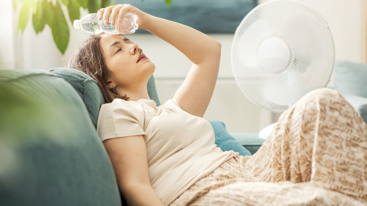 Ja tässä maassa on jälleen tullut kuuma, ja kymmenessä maakunnassa on annettu varoitus myrskyistä ja voimakkaista tuulista.