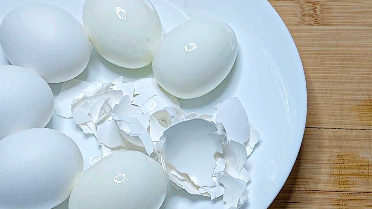 Kuinka keittää munat niin, että kuori irtoaa helposti: isoäidin tapa puhdistaa munat helposti.
