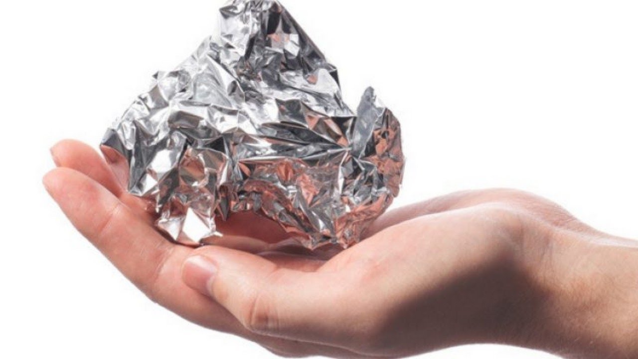 Alumiinifolio ikkunoiden kiskoissa: mihin sitä tarvitaan ja kuinka usein sitä suositellaan käytettäväksi.