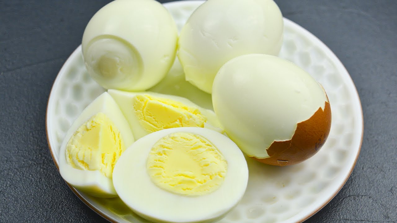 Kuinka keittää munat niin, että kuori irtoaa helposti: isoäidin tapa kuoria munat helposti.