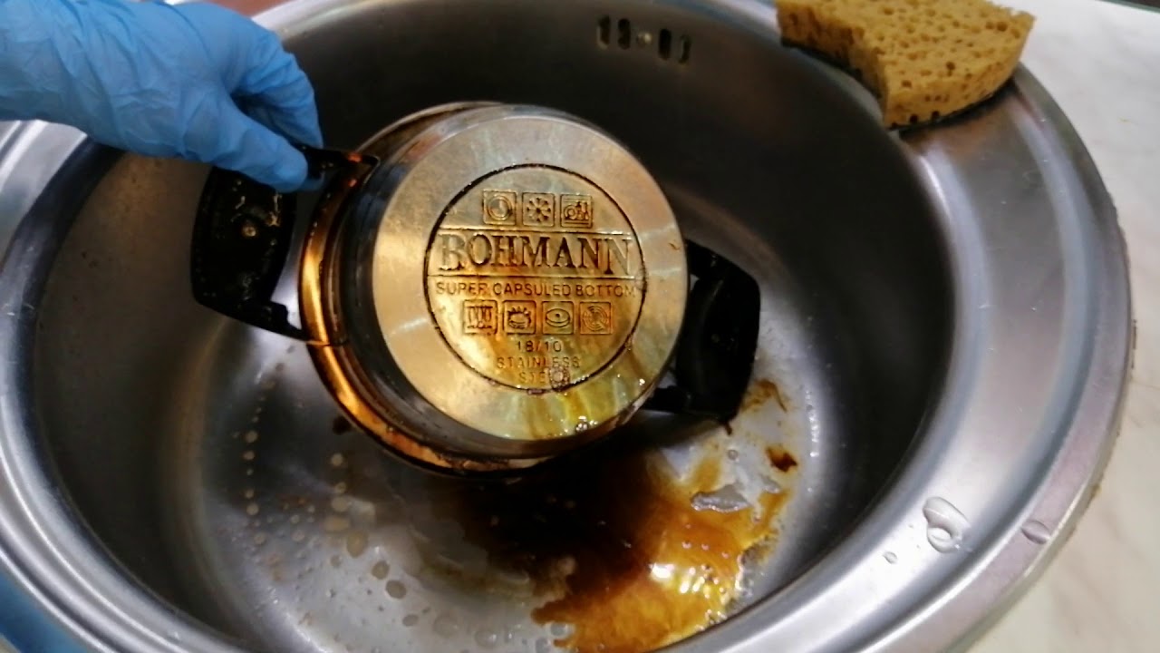 Tämä puhdistusaine on todellinen löytö. Vanhat paistinpannut kiiltävät kuin uudet. Palanut lika ja rasvaiset tahrat ovat kadonneet. Paistinpannun puhdistus aloitetaan pohjasta.