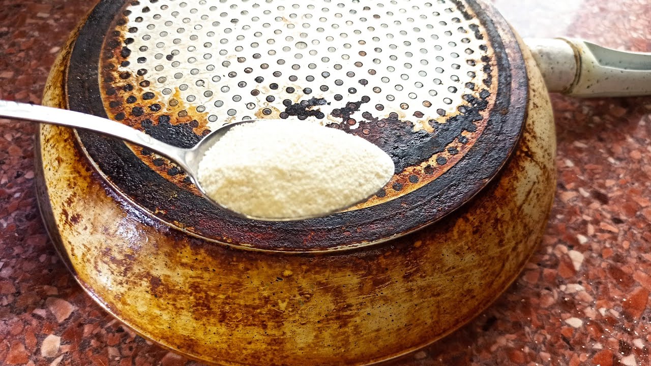 Tämä puhdistusaine on todellinen löytö. Vanhat paistinpannut kiiltävät kuin uudet. Palanut lika ja rasvaiset tahrat ovat kadonneet. Paistinpannun puhdistus aloitetaan pohjasta.