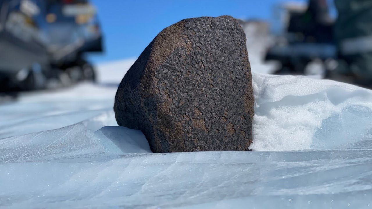 Miksi Antarktikasta on löydetty 50 000 meteoriittia, jos ne ovat jakautuneet tasaisesti ympäri planeettaa? Vastaus löytyy jäästä.