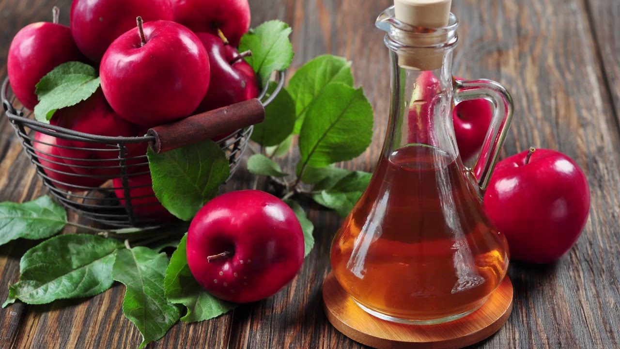 Mitkä ovat omenaviinietikan edut harmaille hiuksille ja miten sitä käytetään oikein?