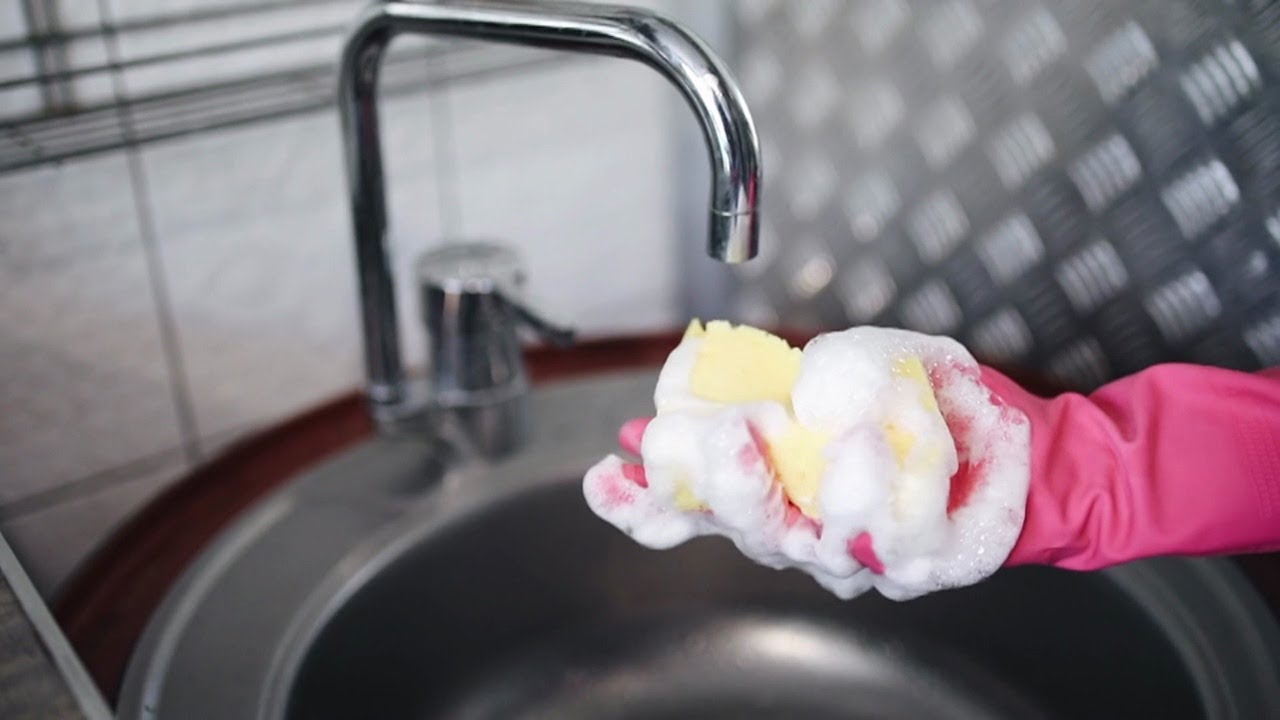 Kuinka pestä astiat oikein ja estää epämiellyttävien hajujen syntyminen.