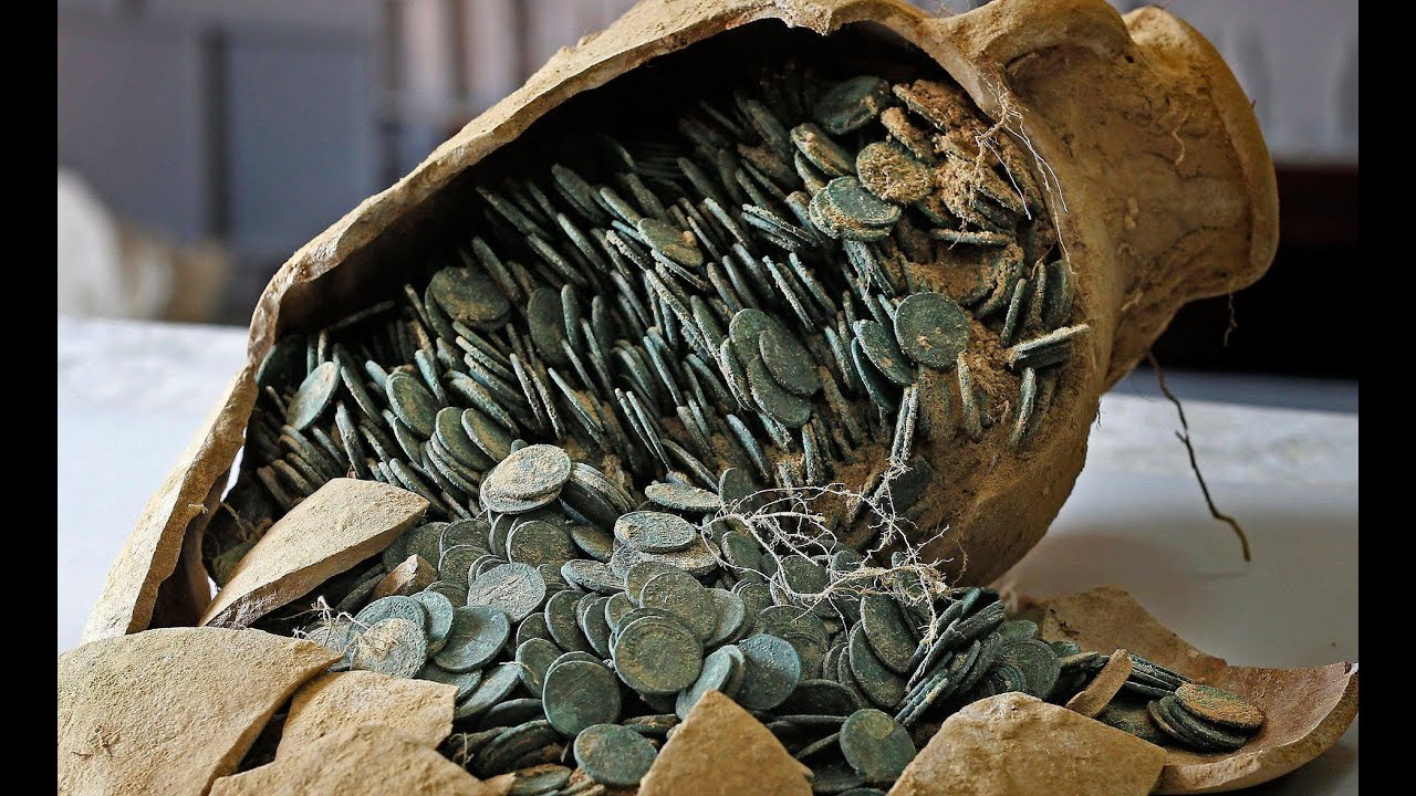 Arkeologi: ”Kukaan ei koskaan hautaa kolikoista koostuvaa aarretta, etenkin jalometalleista valmistettuja, ilman aikomusta kaivaa sitä esiin.”