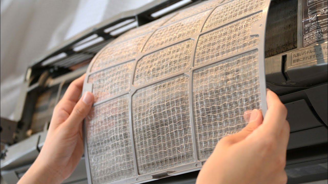 Kuinka usein ilmastointilaitteen suodattimet tulisi puhdistaa, jotta laite toimisi kunnolla?