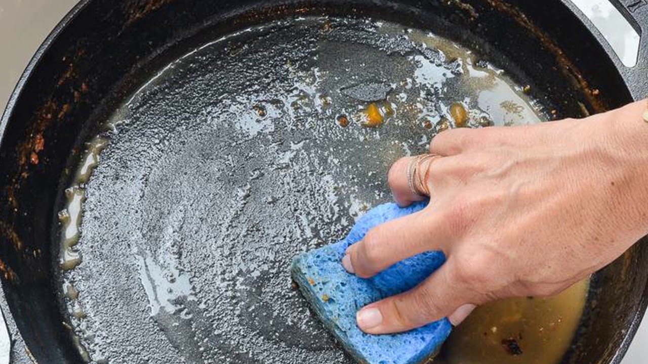 Kuinka puhdistaa paistinpannu, jos tavallinen pesu ei auta, ja palauttaa sen kiilto.