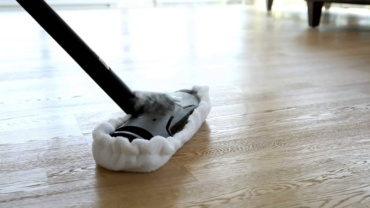 Parkettilattiat, jotka näyttävät yhtä puhtailta ja kiiltäviltä kuin uudet: lattianpesuaine, joka saa lattian heijastamaan valoa yhdellä liikkeellä.