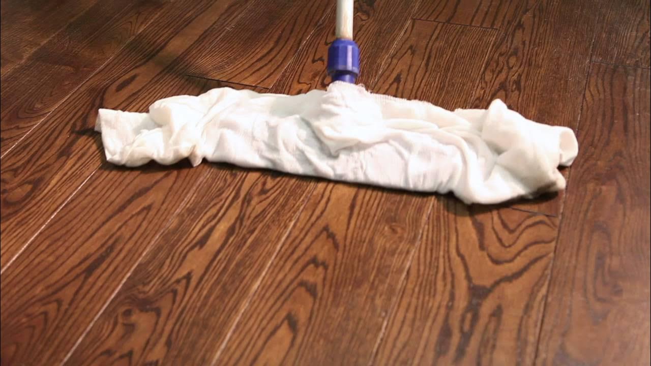 Parkettilattiat, jotka näyttävät yhtä puhtailta ja kiiltäviltä kuin uudet: lattianpesuaine, joka saa lattian heijastamaan valoa yhdellä liikkeellä.