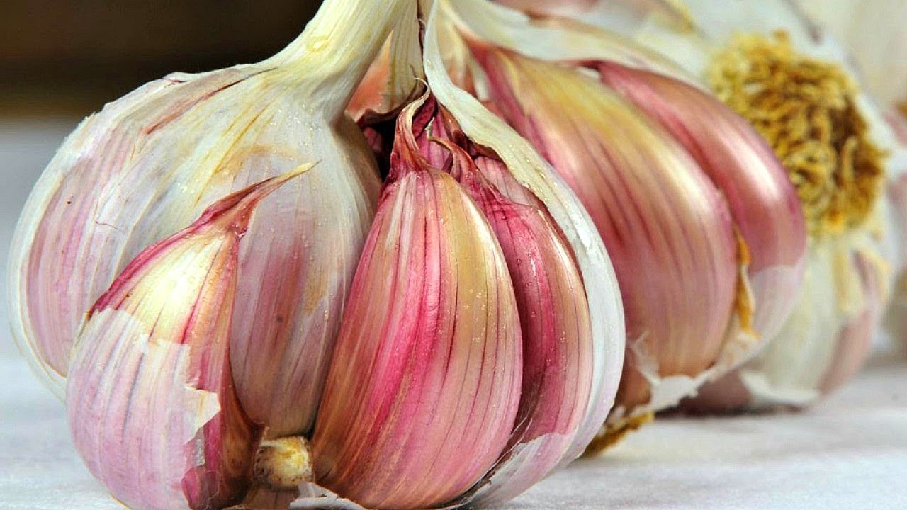 Mitä tarkoittaa valkosipulin kynnen heittäminen wc-pönttöön?