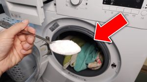 Miksi on suositeltavaa käyttää ruokalusikallista suolaa pesukoneessa ja mihin sitä tarvitaan?