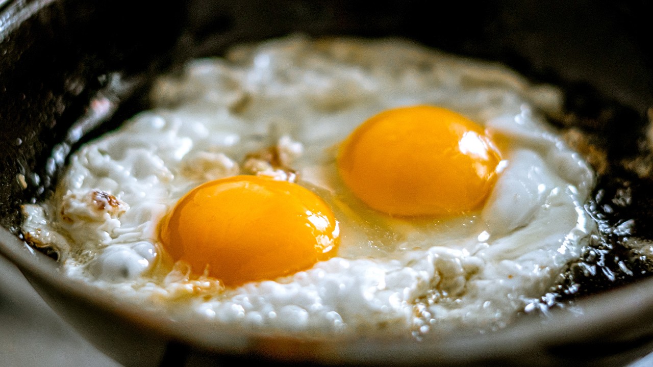 Miksi lisätään etikkaa pannulle ennen munien paistamista?