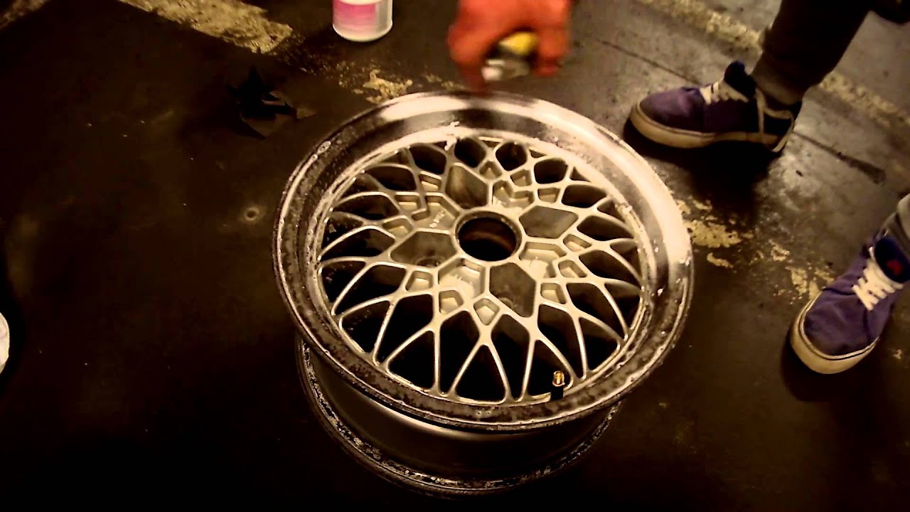 Ilman valkaisuaineita ja rasvanpoistoaineita: kuinka puhdistaa auton vanteet muutamalla yksinkertaisella vaiheella.