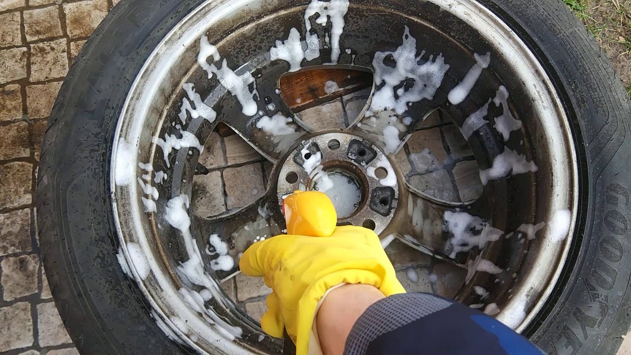 Ilman valkaisuaineita ja rasvanpoistoaineita: kuinka puhdistaa auton vanteet muutamalla yksinkertaisella vaiheella.