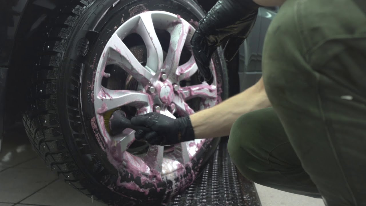 Ilman valkaisuaineita ja rasvanpoistoaineita: kuinka puhdistaa auton vanteet muutamalla yksinkertaisella vaiheella.