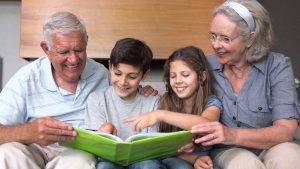 Isoisät ja isoäidit, jotka huolehtivat lapsenlapsistaan, säilyttävät paremmin henkiset kykynsä.