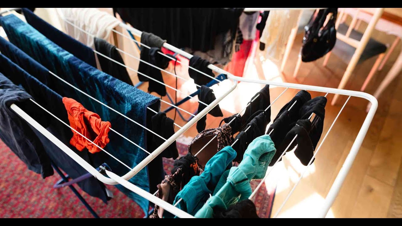 Asiantuntijat ovat yhtä mieltä: ”Sateisina päivinä vaatteiden kuivaamiseen kotona riittää mopinvarsi ja lämmitin”.