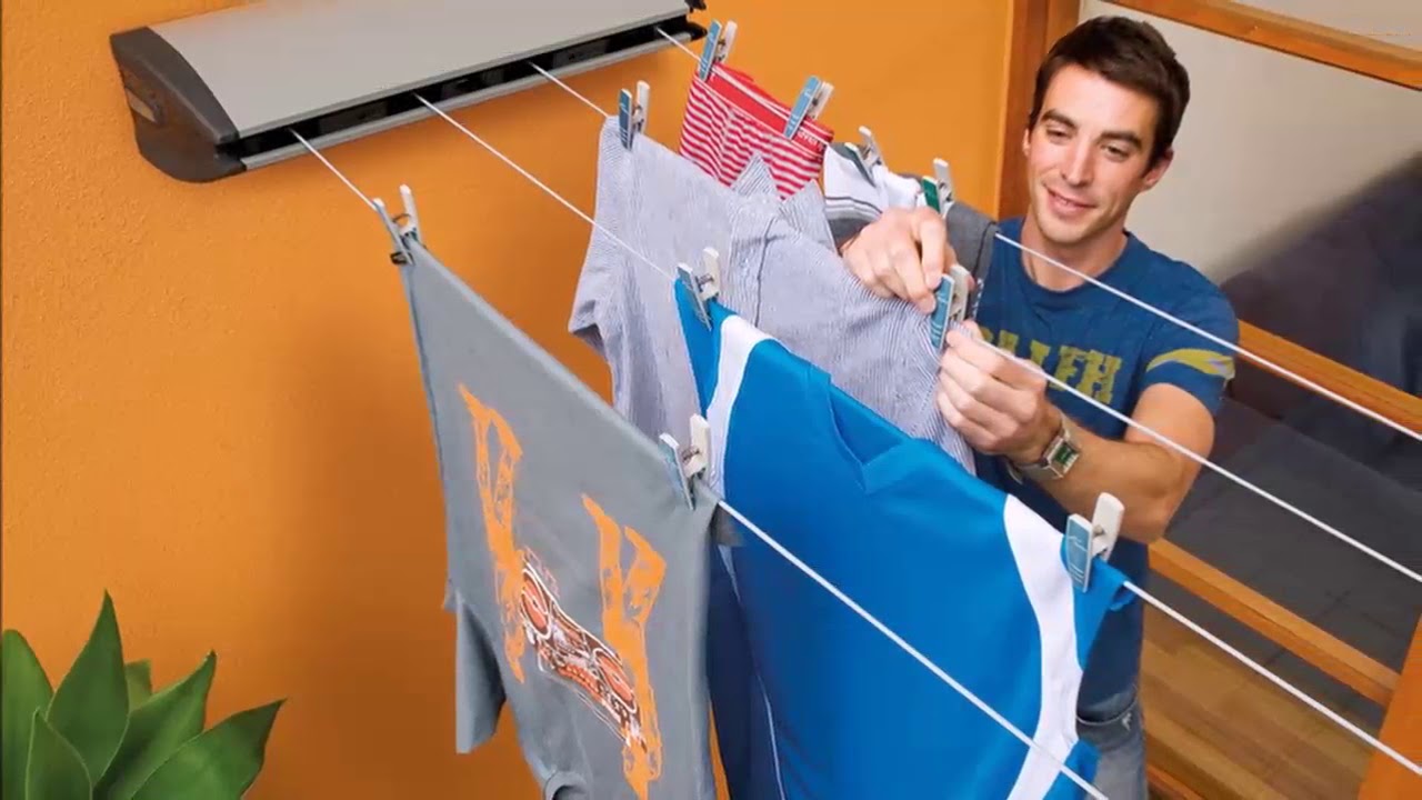 Asiantuntijat ovat yhtä mieltä: ”Sateisina päivinä vaatteiden kuivaamiseen kotona riittää mopinvarsi ja lämmitin”.